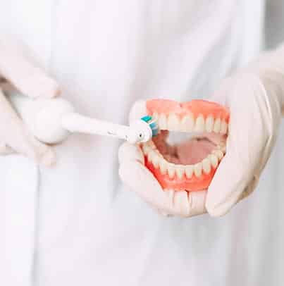 Hygiène bucco-dentaire et traitement des prothèses en EHPAD