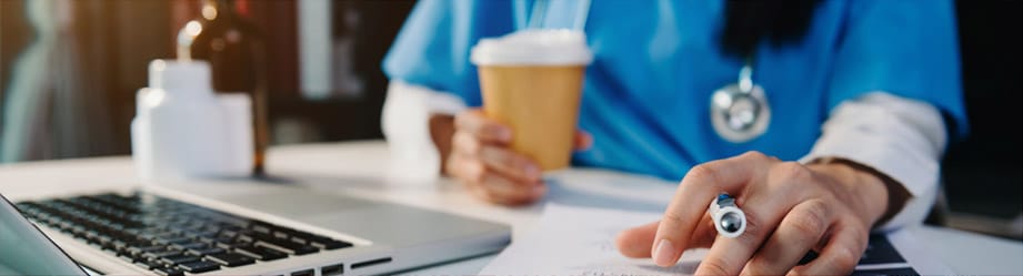 Infirmière qui prend son café en écoutant le web café cerfha